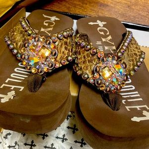 Beautiful Gypsy Soule copper brown crystal flip flops size 8